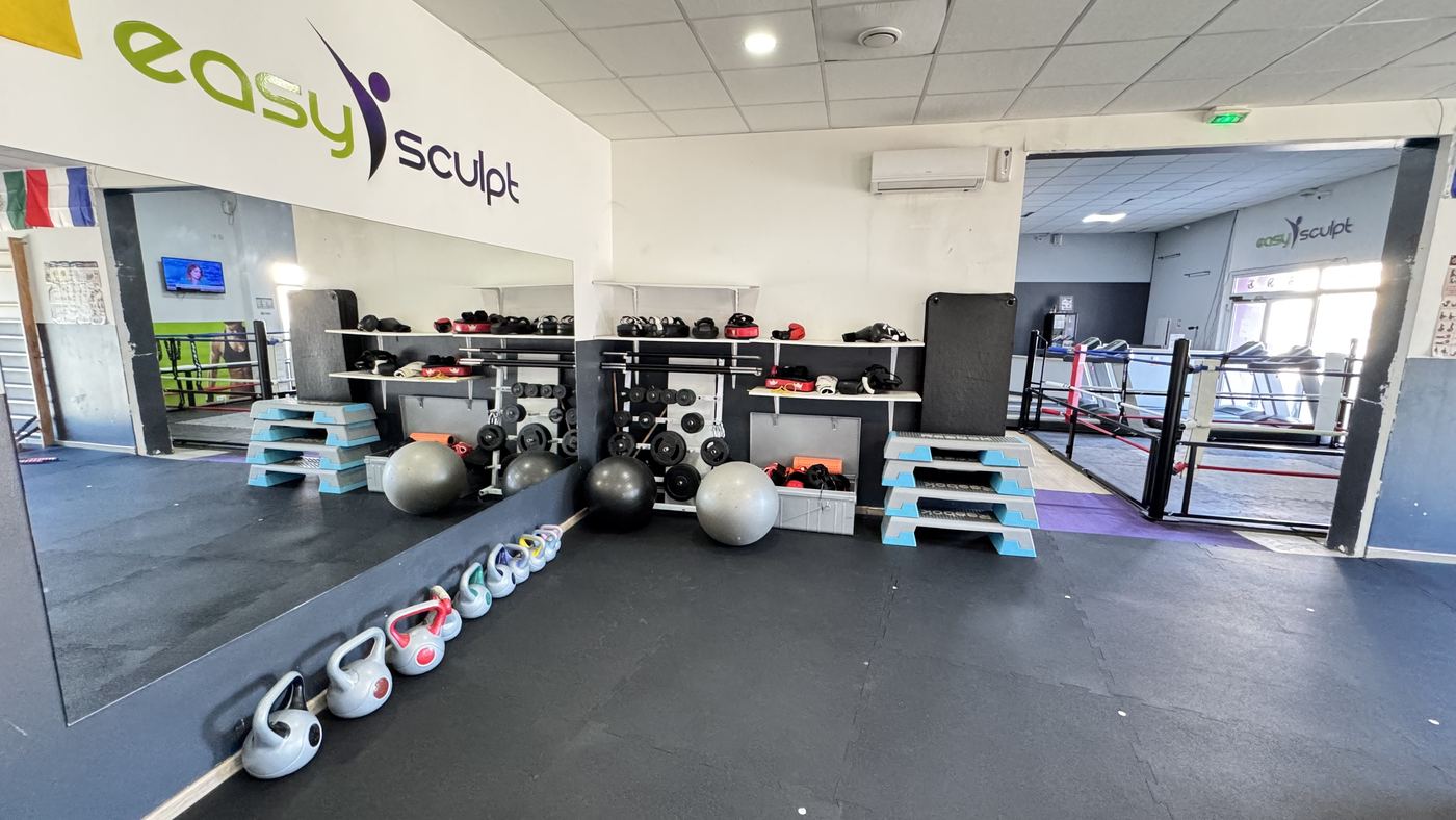 Espace cours collectifs avec steps, kettlebells et medicine balls — Easy Sculpt